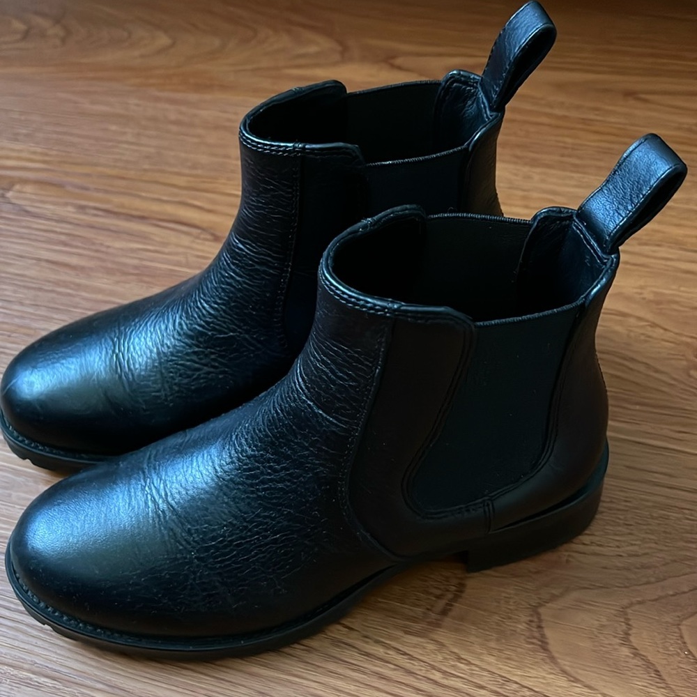 Duluth, Women’s lifetime leather Chelsea boot. Size 7.5